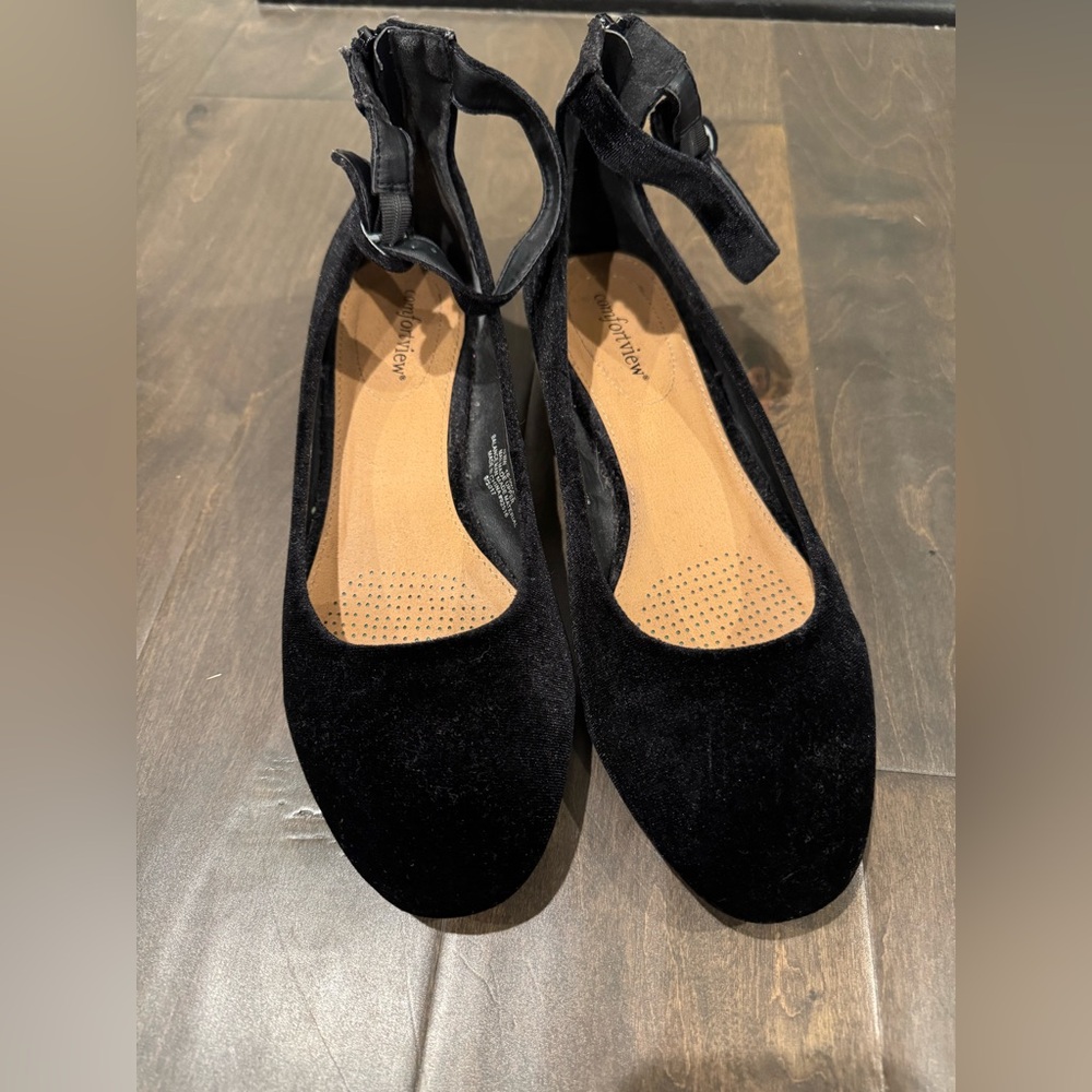 Comfortview black dress shoe with ankle strap. Zipper on heel. Women’s 10W.